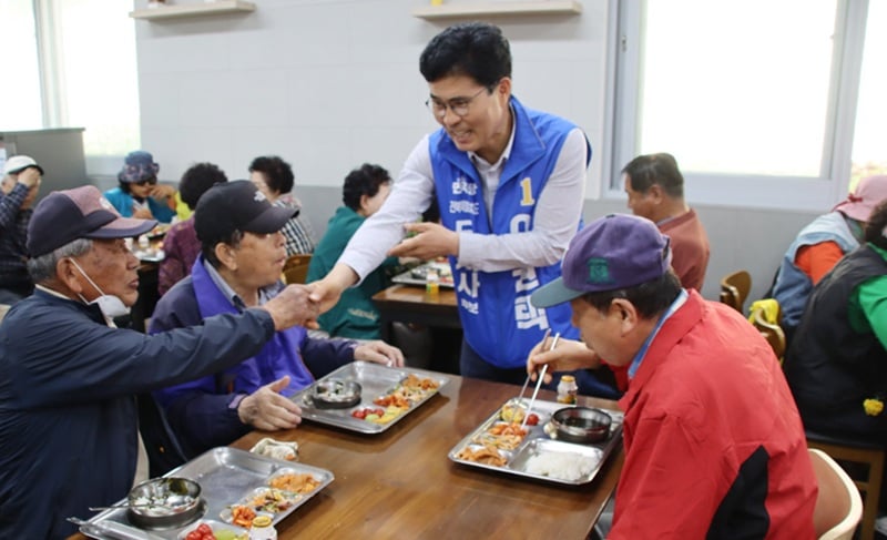 이원택 배식 봉사.jpg
