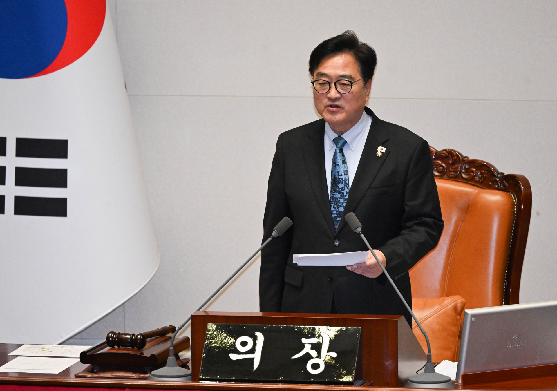 우원식 국회의장이 8일 국회 본회의 개회 직후 국민의힘의 필리버스터 방침에 항의하고 있다. 임은재 기자