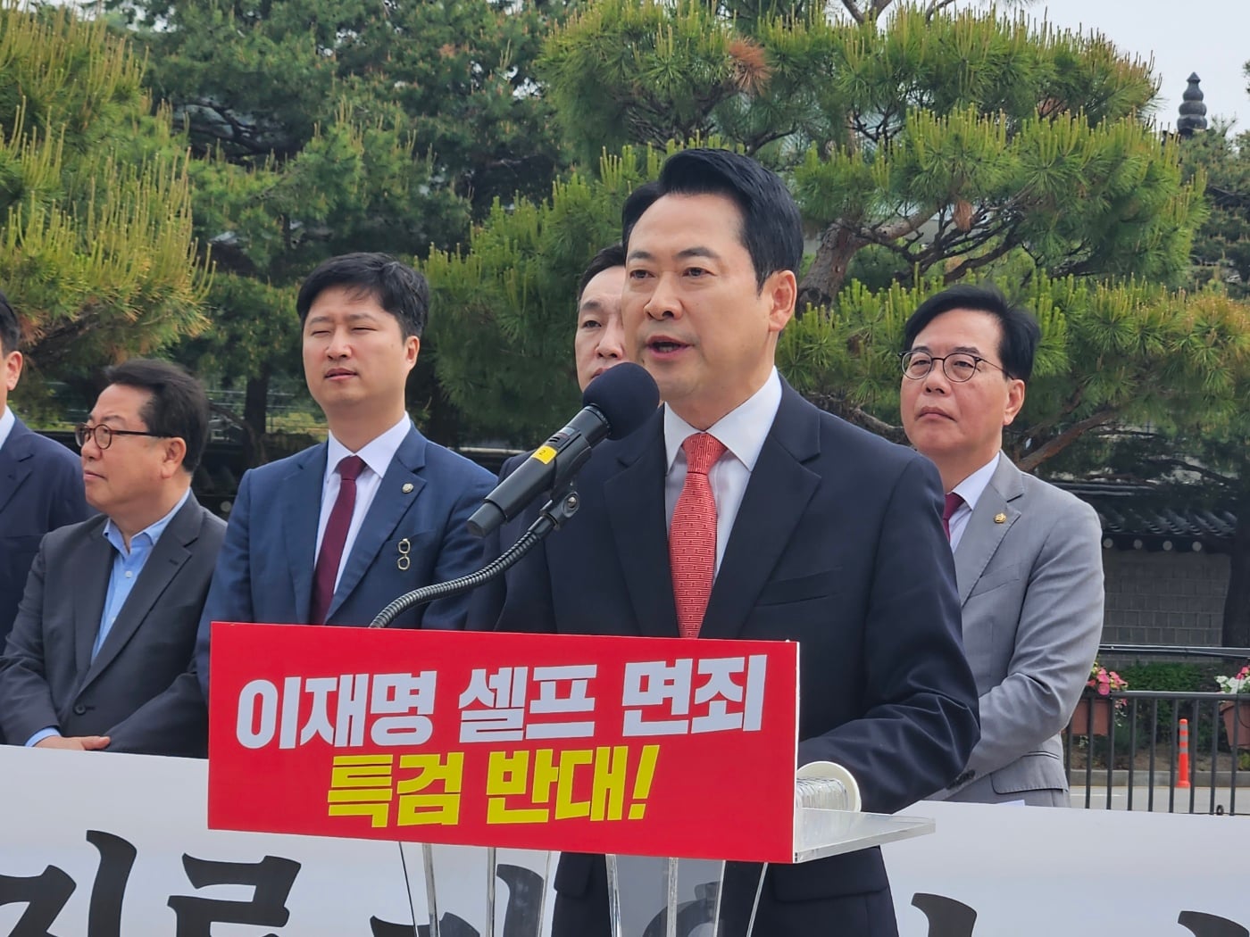 장동혁 국민의힘 대표가 7일 서울 종로구에 위치한 청와대 사랑채에서 현장최고위원회의를 열고 더불어민주당이 주도하는 ‘윤석열 정부 검찰 조작기소 특검법’에 반대하고 있다. 이은서 기자