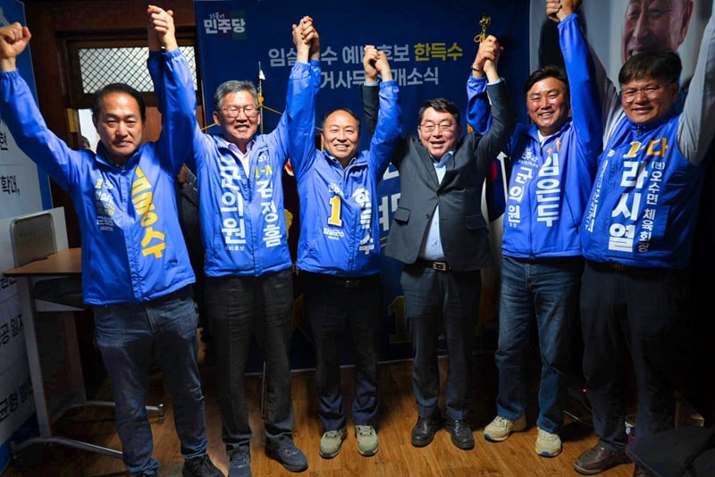 더불어민주당 한득수 임실군수 예비후보가 9일 선거사무소 개소식에서 박희승 국회의원, 지방의원 예비후보들과 함께 6·3지방선거 필승 의지를 다지고 있다.