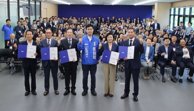 이원택 더불어민주당 전북도지사 예비후보가 10일 선대위 출범식에서 지방선거 필승 의지를 다지고 있다.