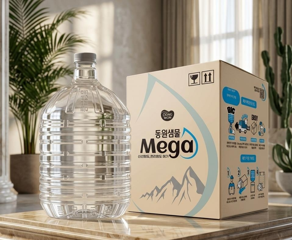 국내 최초 13L 대용량 페트병 ‘동원샘물 MEGA’. 동원F&B 제공