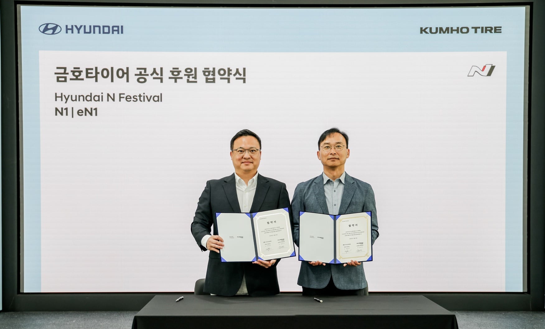 금호타이어 G.마케팅담당 윤민석 상무(사진 오른쪽)와 현대자동차 N브랜드매니지먼트실 박준우 상무가 후원 조인식을 실시하며 기념 사진 촬영을 하고 있다. 금호타이어 제공