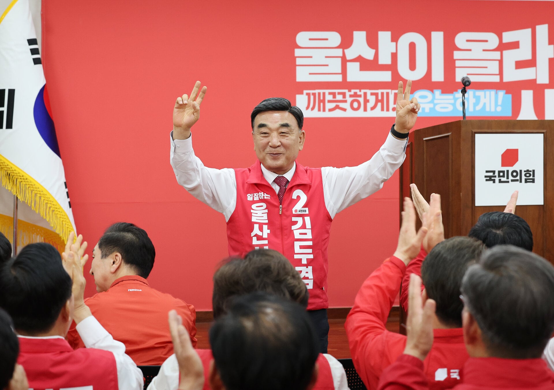 김두겸 국민의힘 울산시장 후보가 11일 울산시당에서 열린 ‘6·3 지방선거 울산선대위 발대식 및 공천장 수여식’에서 참석자들에게 인사하고 있다. 연합뉴스