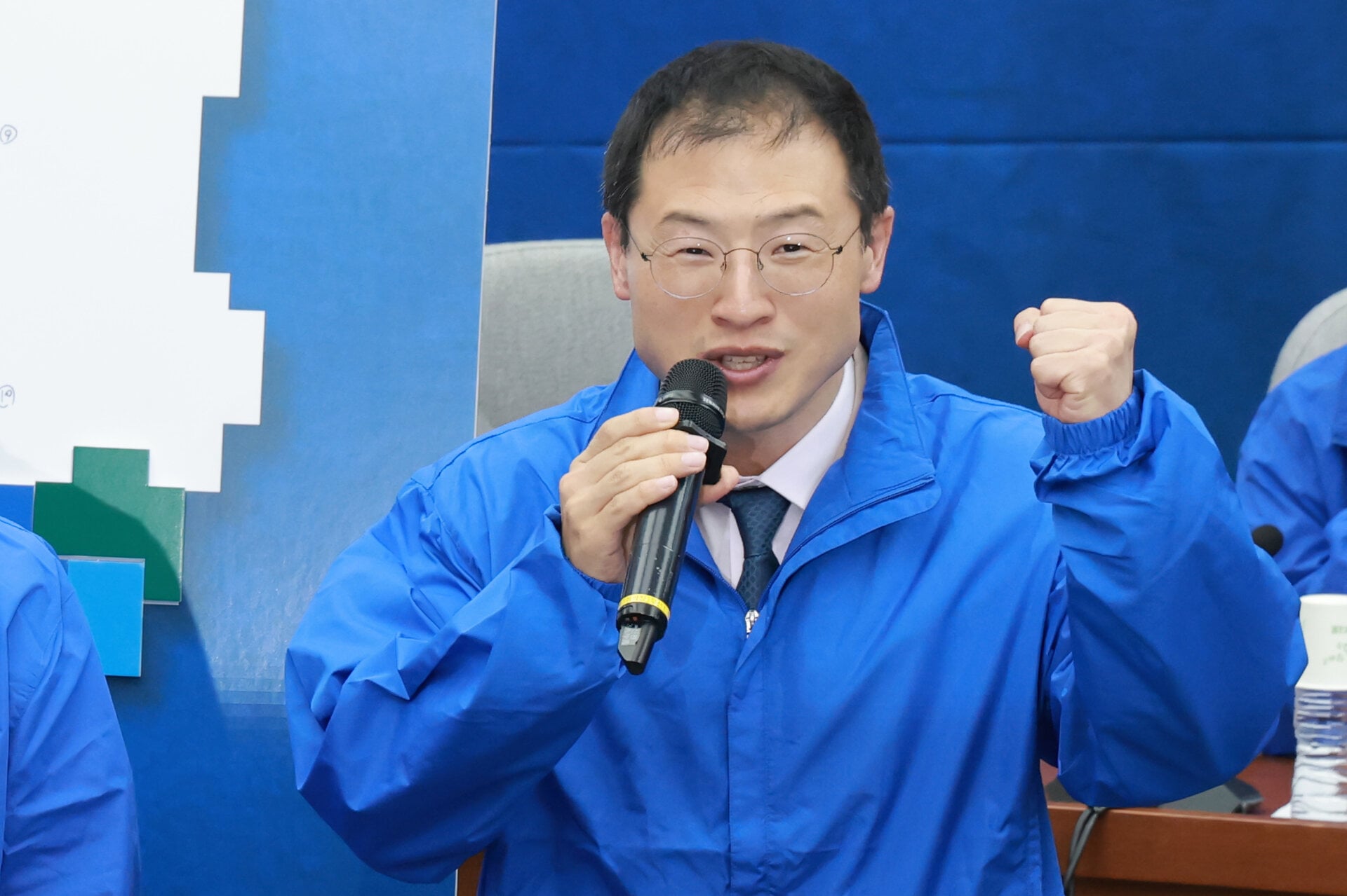 김상욱 더불어민주당 울산시장 후보가 지난달 23일 국회에서 열린 민주당 광역단체장 후보 연석회의에 참석해 선거 지역에 퍼즐을 붙이는 퍼포먼스를 한 뒤 각오를 말하고 있다. 연합뉴스