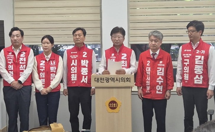 국민의힘 최충규 대전 대덕구청장 후보가 13일 오전 대전시의회 기자실에서 회견을 갖고 민주당 대덕구청장 후보 경선 불법의혹 등을 규탄하고 있다. 사진=이익훈 기자