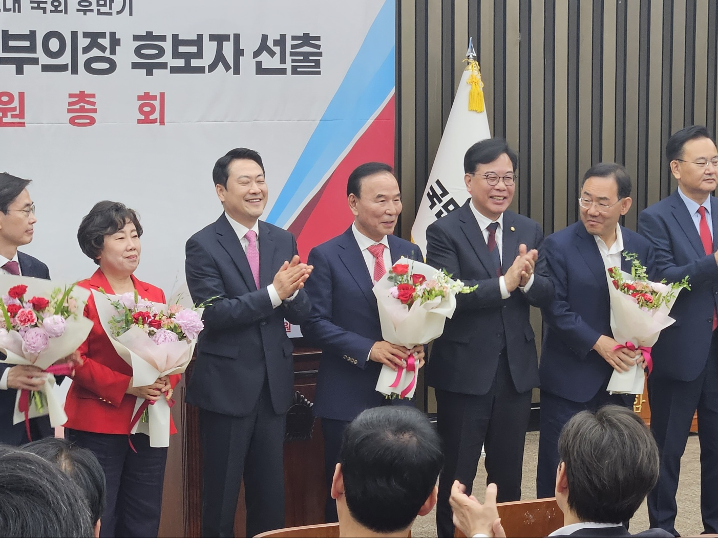 국민의힘이 13일 국회에서 의원총회를 열고 박덕흠 의원을 국회부의장 후보로 선출했다. 이은서 기자