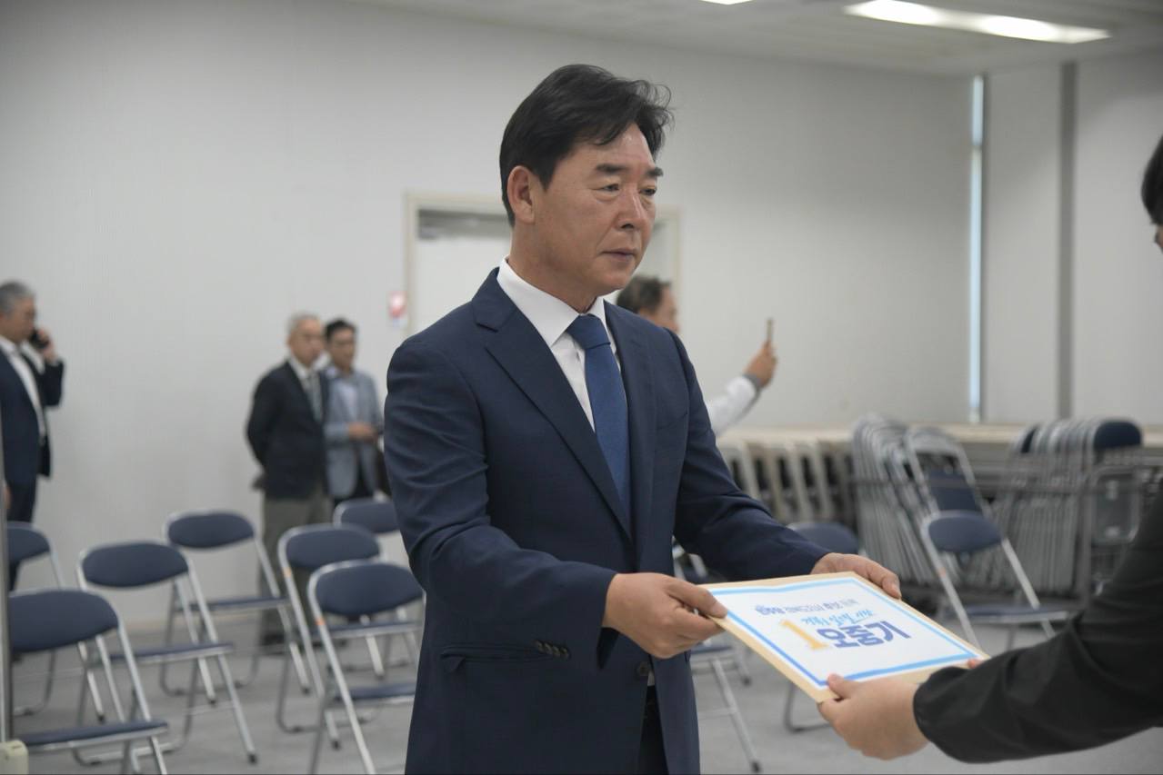 오중기 후보가 경북선관위를 찾아 후보 등록 서류를 제출하고 있다. 선거사무소 제공