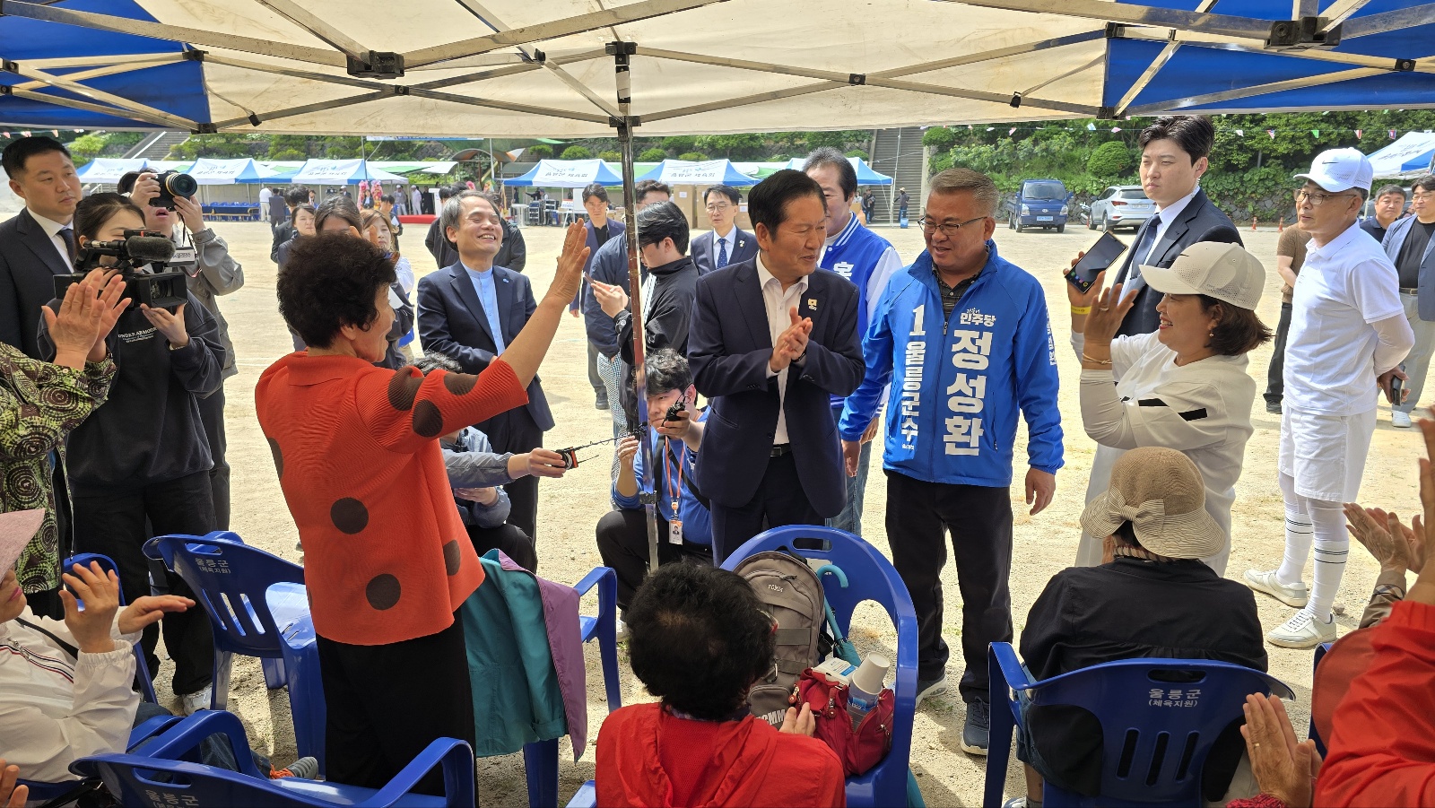정청래 대표가 울릉군민들과 이야기를 나누고 있다. 민주당 제공