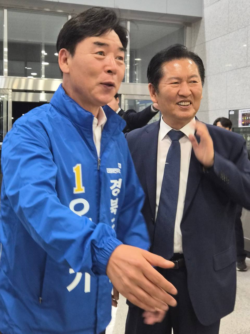 오중기 후보가 정청래 대표와 함께 인사를 하고 있다. 선거사무소 제공